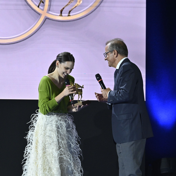 Sara Serraiocco Riceve Il Pegaso D&#039;oro Da Fabrizio Mascioli, Amministratore Di  Toro Liquori